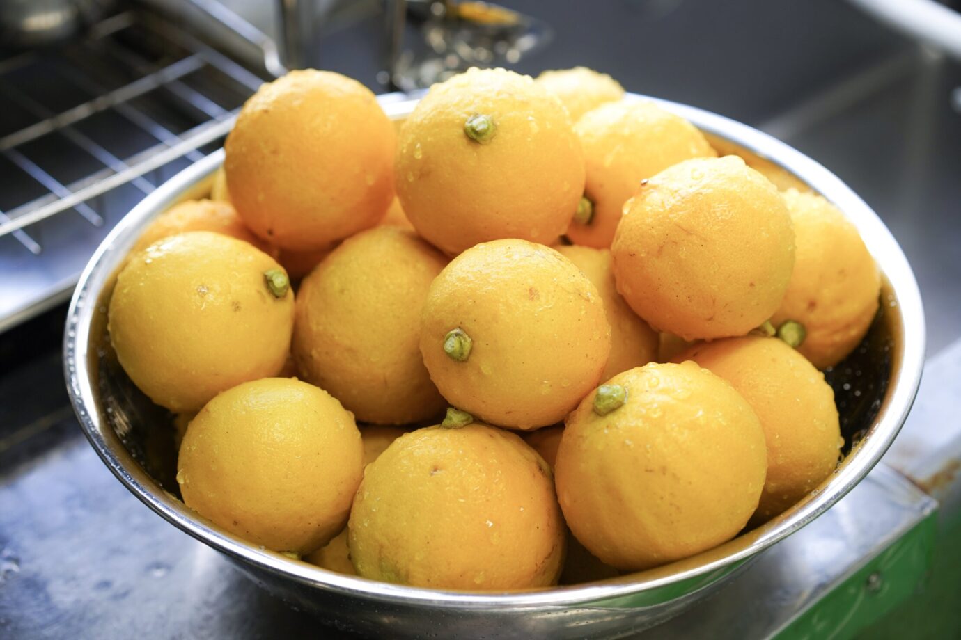 黄色く熟した山田オリーブ園のベルガモット