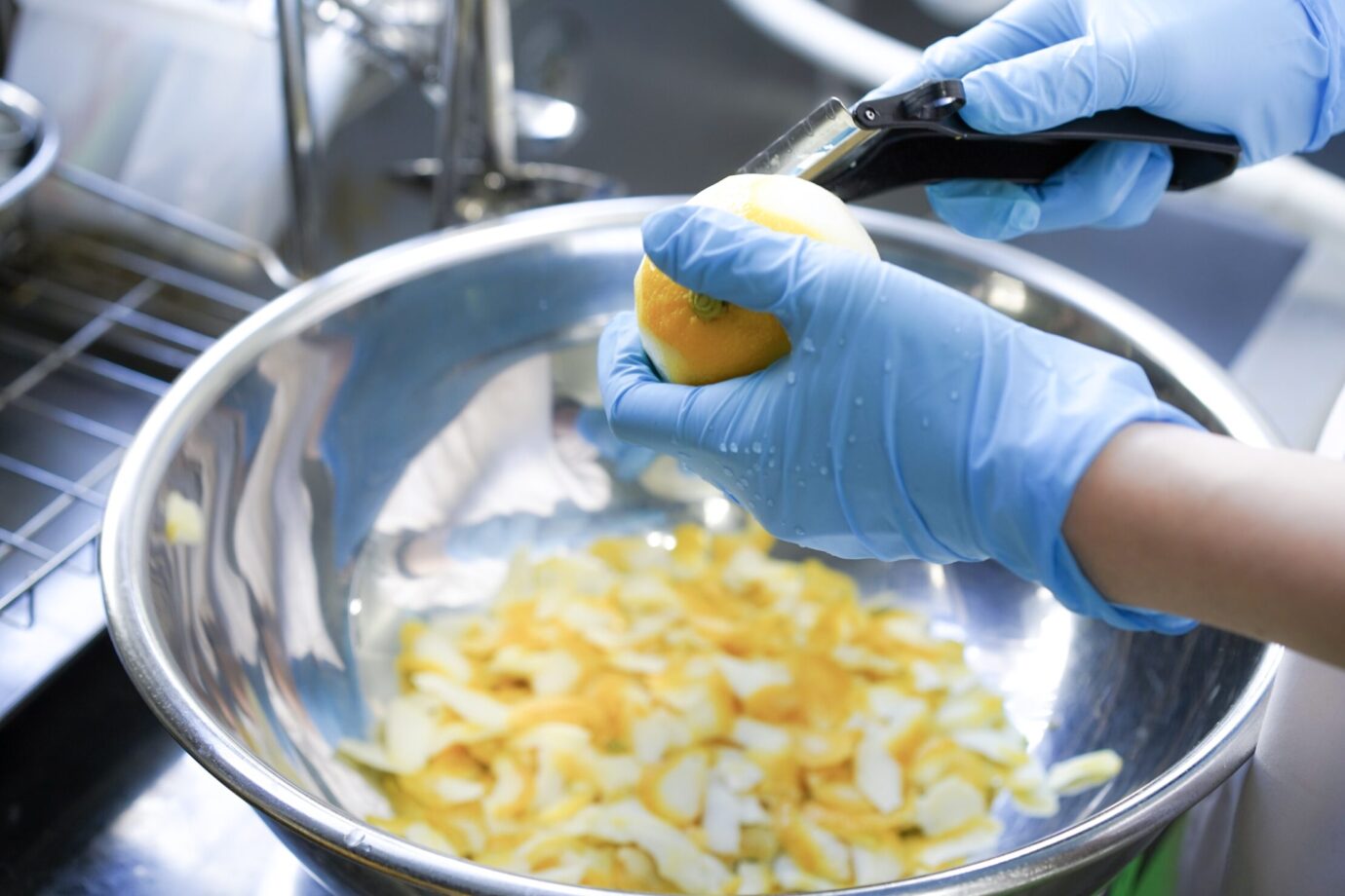 ベルガモットの皮を剥く様子