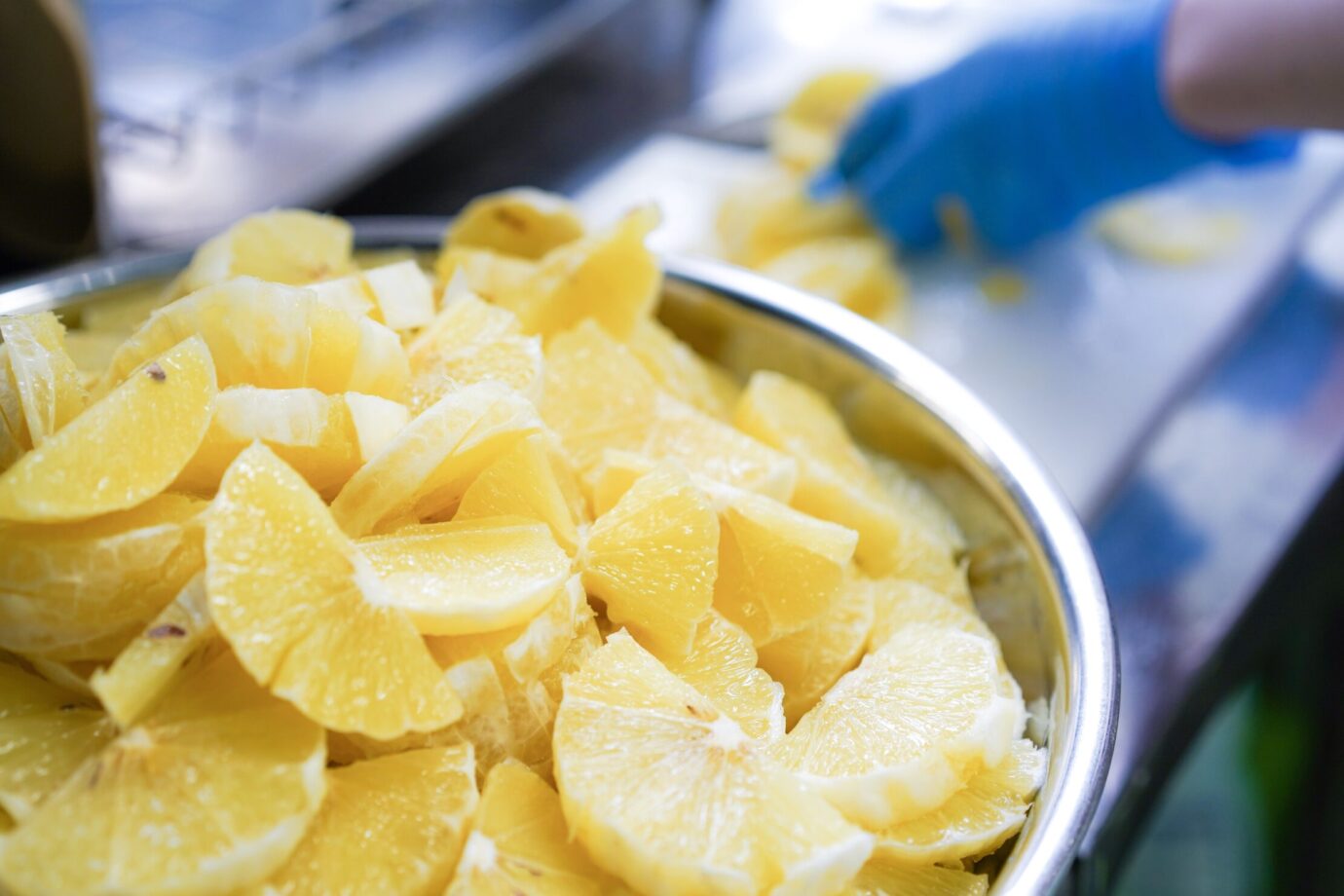 ベルガモットの実を切る様子