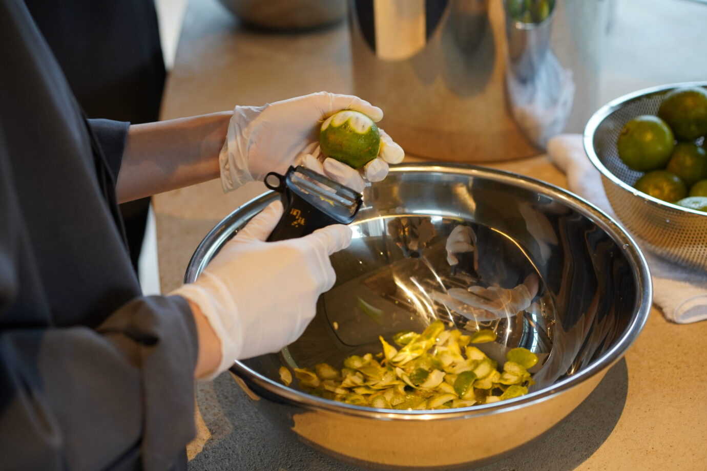 へべすの皮を剥いている様子