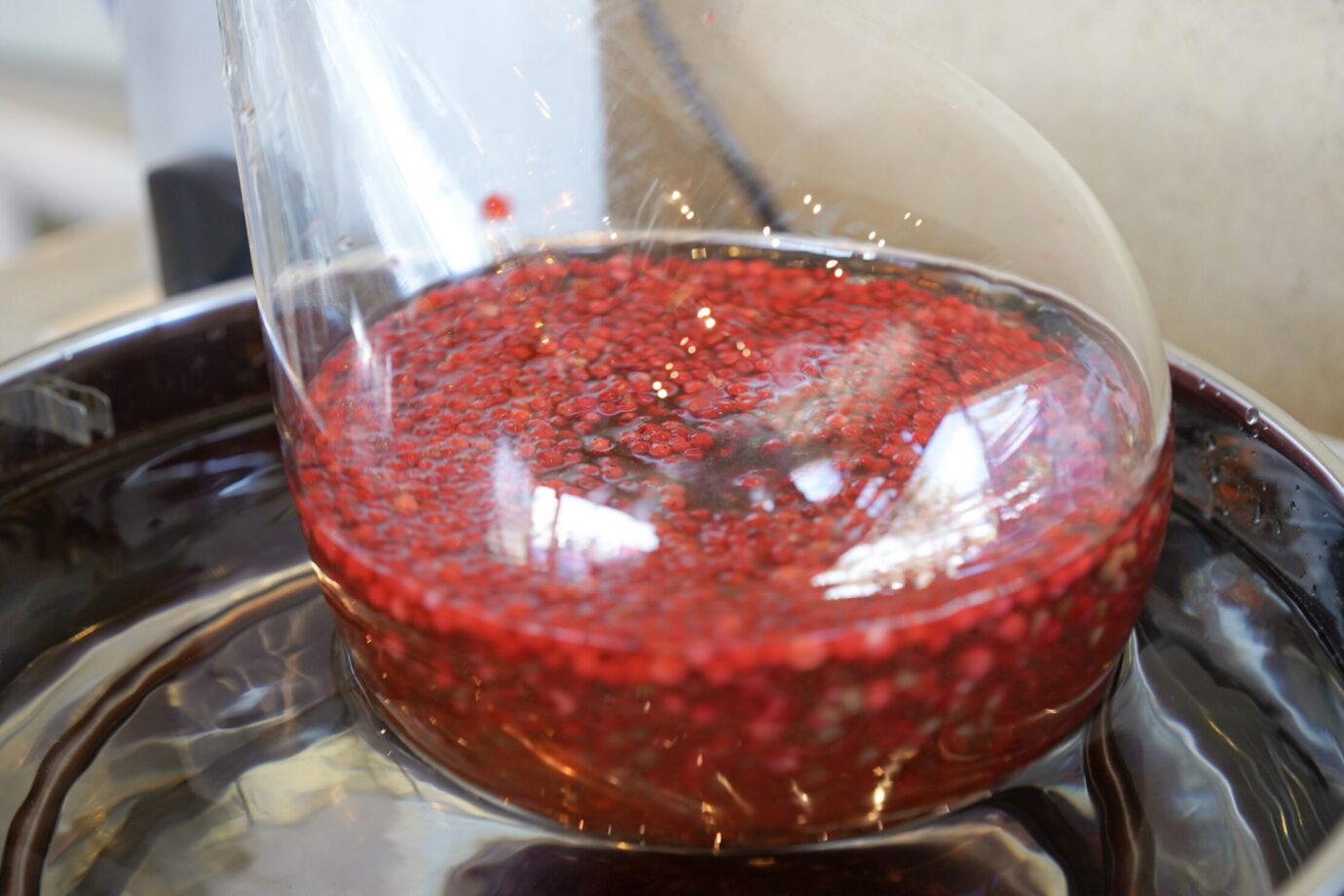 減圧蒸留器でピンクペッパーを蒸留する様子